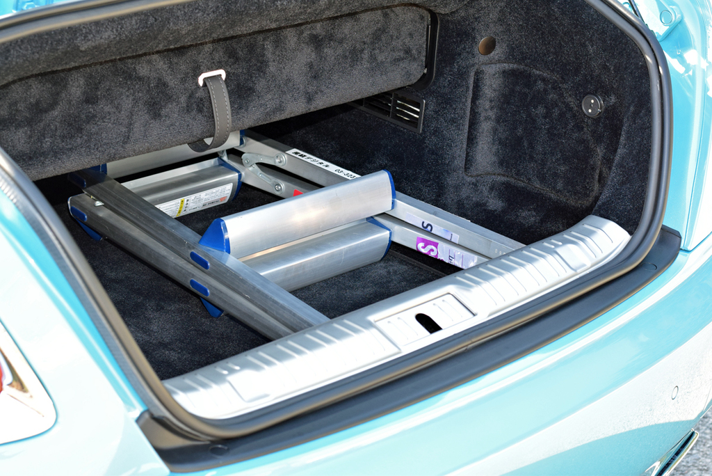 ルーフを格納するスペースがあるため、奥行きはあるが高さはない