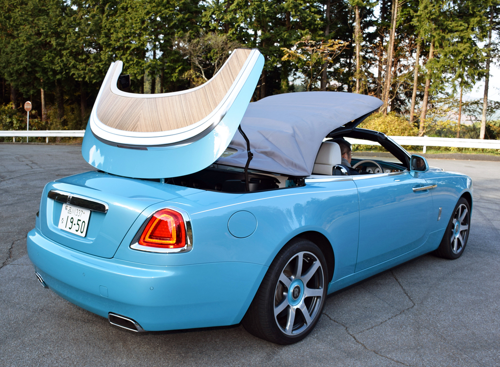 ルーフがフロントウィンドーに向けて伸びる