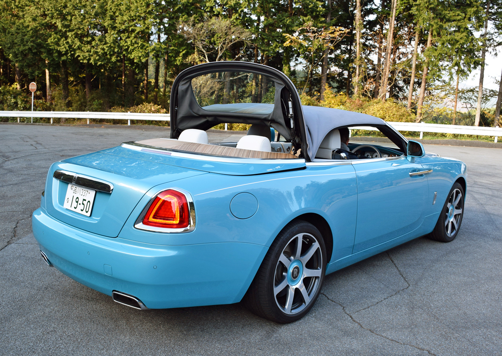 ウッドデッキが元の位置に下がり、ルーフ後端が覆いかぶさる