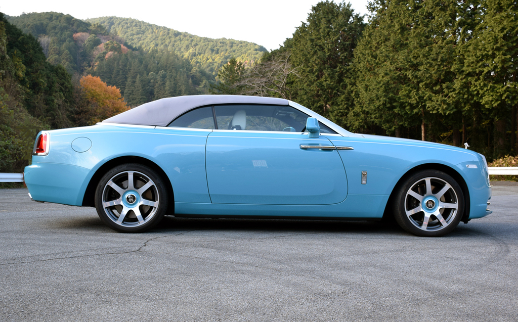 ルーフを閉じたロールス・ロイス「ドーン」