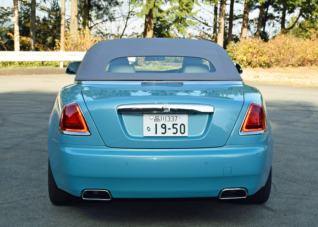 ルーフを閉じたロールス・ロイス「ドーン」