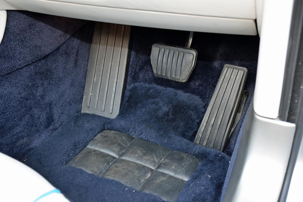 オルガン式ペダルを採用。毛足の長いフカフカの羊毛マットレス