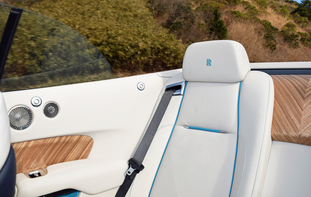 窓を閉めた状態でも、後席は風の巻き込みが多い