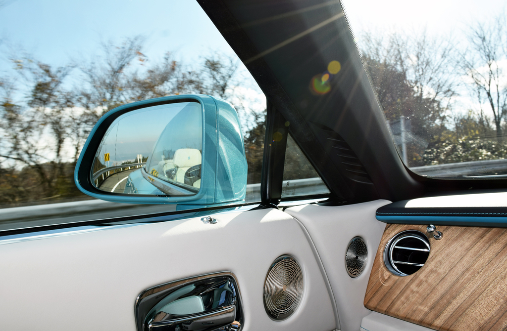 助手席からミラーを覗く