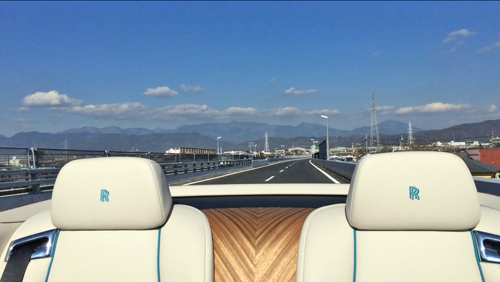 小田原厚木道路を走るロールス・ロイス「ドーン」（アイフォーンで撮影）
