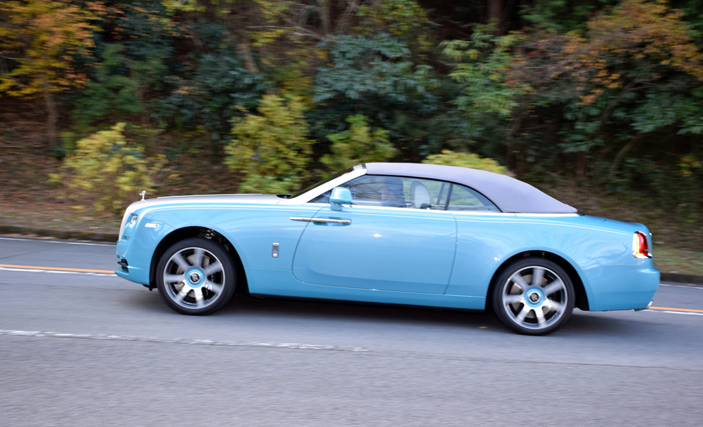 箱根を走るロールス・ロイス「ドーン」