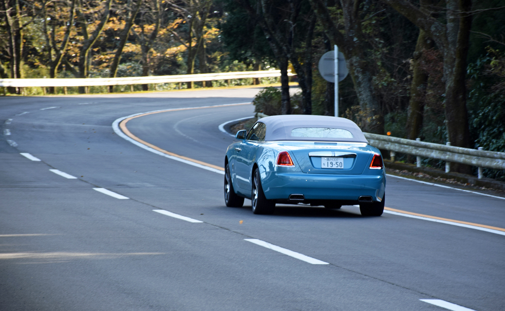 箱根を走るロールス・ロイス「ドーン」