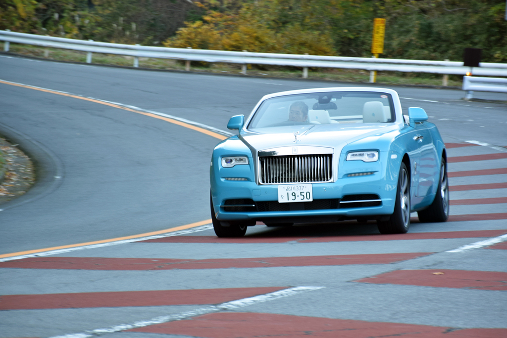 箱根ターンパイクを走るロールス・ロイス「ドーン」