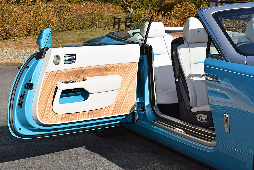 ロールス・ロイス「ドーン」。観音開きするコーチドアが特徴の一つ