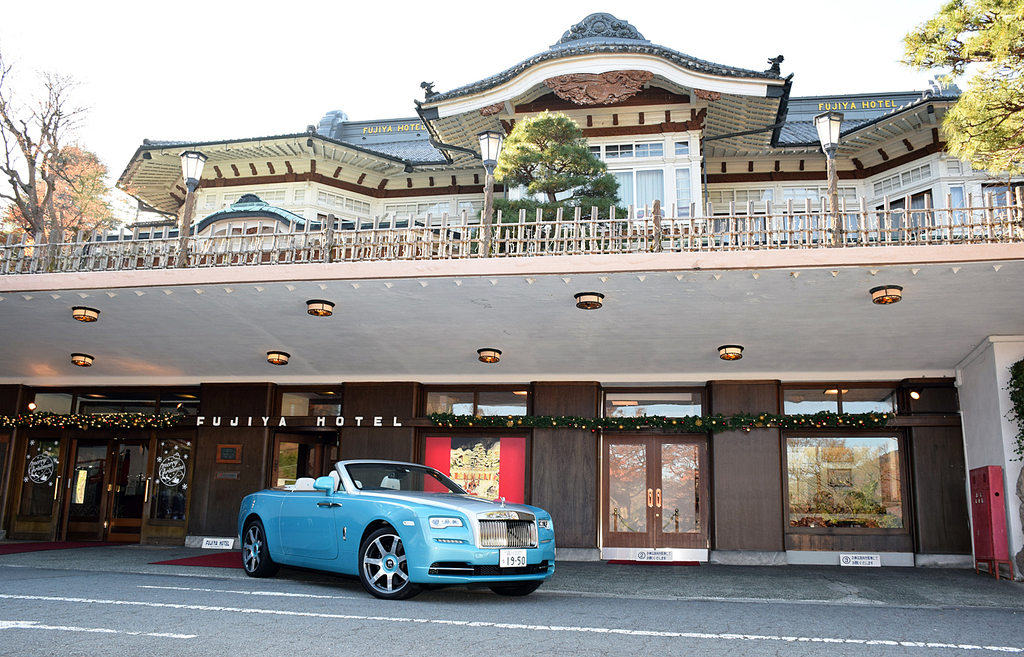 箱根の富士屋ホテルとロールス・ロイス「ドーン」