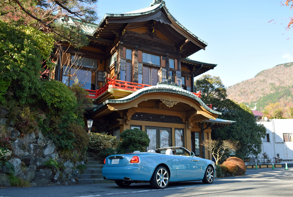 箱根の富士屋ホテルとロールス・ロイス「ドーン」