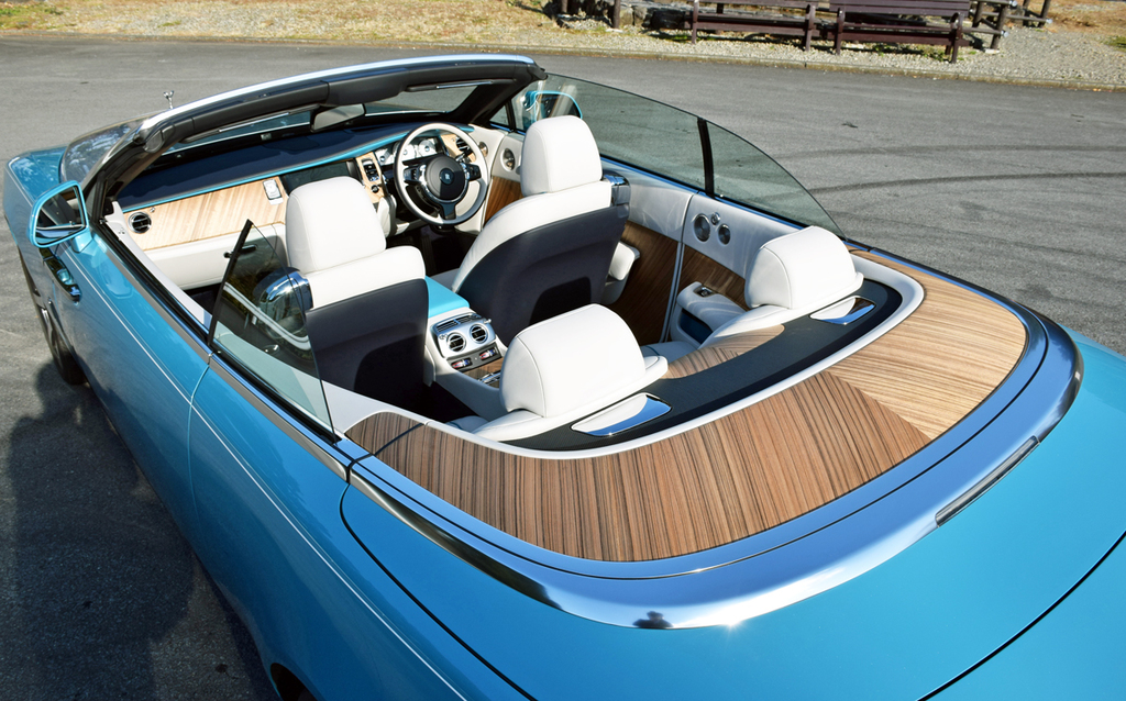 ロールス・ロイス「ドーン」。リヤシートを囲うウッドデッキがひと際目立つ