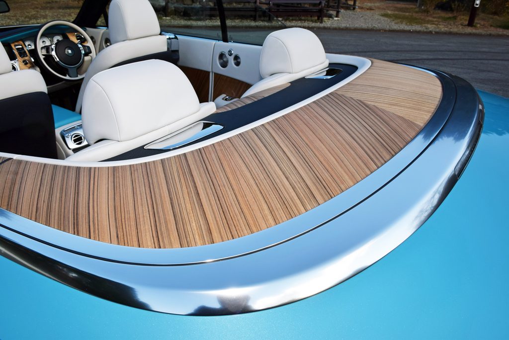 ロールス・ロイス「ドーン」。リヤシートを囲うウッドデッキがひと際目立つ