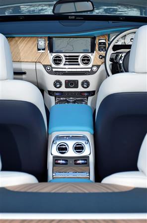 高級木材を贅沢に使用したロールス・ロイス「ドーン」。差し色がお洒落