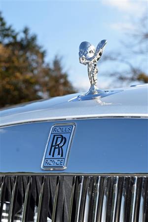 ロールス・ロイスのマスコット「スピリット・オブ・エクスタシー」とエンブレム