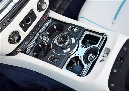 センターコンソール中央のロータリーコントローラーは、ダイアル上部がタッチパッドになっている。右側にはルーフの開閉ボタン