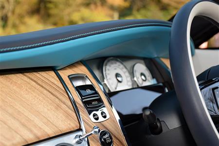 メーターフードのレザーももちろん手縫い。その下には電動パーキング、オートホールド、エンジンボタン