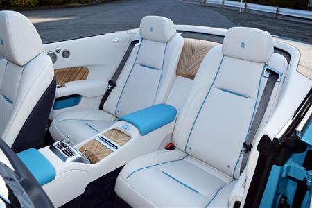 独立型のリヤシート。大人でもゆったり座れる広さを誇る