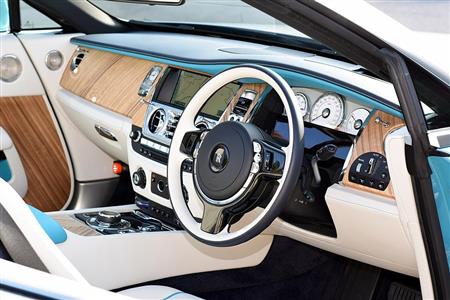 スカイブルーが映える豪華なインテリア