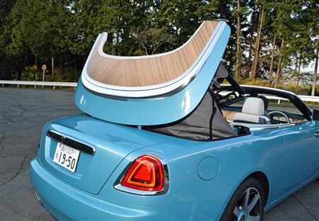 ウッドデッキが開くとルーフが出現