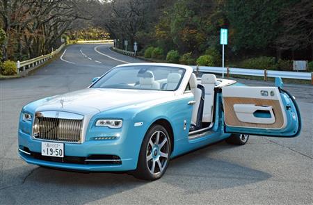 ロールス・ロイス「ドーン」。定番撮影スポットの箱根ターンパイクにて