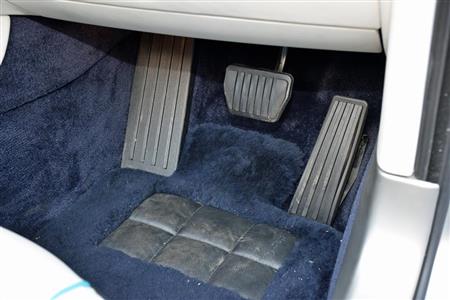 オルガン式ペダルを採用。毛足の長いフカフカの羊毛マットレス