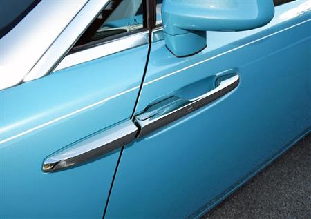 観音開きのドアハンドル。運転手付きで乗るタイプのクルマではないので、自分で開けても大丈夫