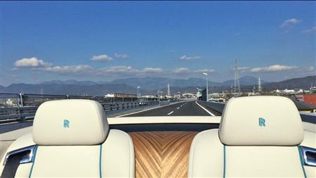 小田原厚木道路を走るロールス・ロイス「ドーン」（アイフォーンで撮影）