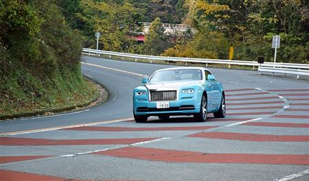 箱根を走るロールス・ロイス「ドーン」