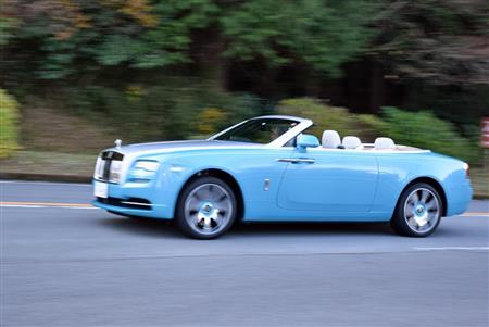 箱根を走るロールス・ロイス「ドーン」