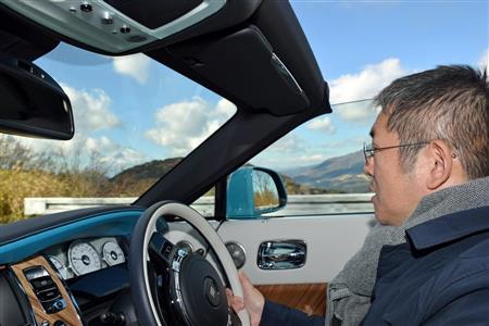 箱根で「ドーン」を運転する小島記者。奥には富士山が見える