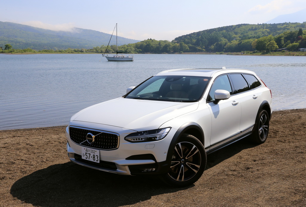 山中湖の砂浜でも安定した走りを見せた、ボルボの「Ｖ９０クロスカントリー」。筆者は小学生のころからよくここでバス釣りをしていました