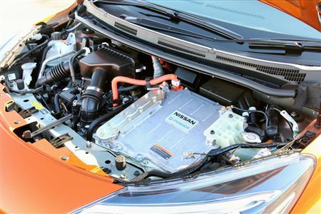 「ノート e-POWER」のパワートレイン。手前が駆動モーターとインバーター、奥が発電専用エンジン。バッテリーは前席床下に積んでいる