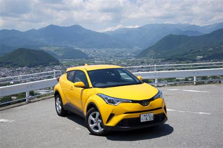 山梨・甲州の牛奥みはらしの丘にて。勝沼町から甲州市にかけて、左右にブドウ畑が広がる丘の中腹を走る農道「フルーツライン」の途中にあるビュースポットだ。トヨタ・Ｃ－ＨＲ