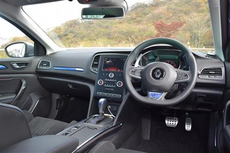 スポーティーな外観から一転、インテリアは意外にも上質で落ち着きがある