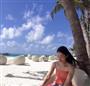 永関さん。モルディブのビーチでのんびり