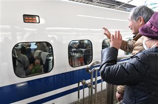 東海道・山陽新幹線のホームで、別れを惜しむ人たち＝３日午前、ＪＲ新大阪駅（沢野貴信撮影）