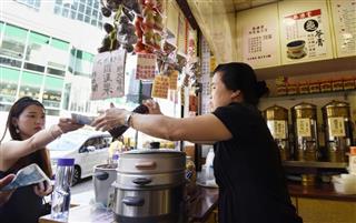 漢方茶を販売するドリンクスタンド（共同）