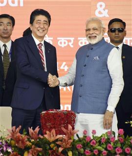 高速鉄道の起工式に出席し、インドのモディ首相(右)と握手する安倍首相=2017年9月、インド・アーメダバード(共同) 高速鉄道の起工式に出席し、インドのモディ首相(右)と握手する安倍首相=2017年9月、インド・アーメダバード(共同)