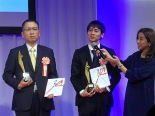 電撃小説大賞で大賞を受賞のうーぱーさん（左）と凩輪音さん