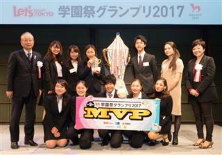 左からぐるなびの滝久雄会長、外語祭実行委員会と留学生、竹島美保取締役