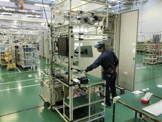 日立の大みか事業所の制御装置組立ライン。８台のカメラが作業者の動きを録画し、作業の遅れなどを検証する＝昨年１１月、茨城県日立市