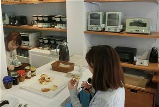 自ら調理することで他社のキッチン家電と比較検討した上で購入できる併設のカフェ＝東京都目黒区