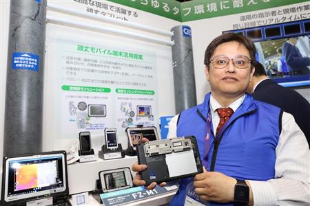 　「センサー搭載タフパッドＦＺ－Ｍ１」を手に機能を説明する衛藤氏