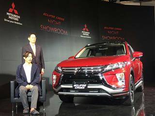 三菱自動車は「ナイトショールーム」と称して、新型車をインターネット動画のライブ配信で紹介する。開始イベントには、元フィギュアスケート選手の高橋大輔さん（手前）が登場した＝９日、東京都港区