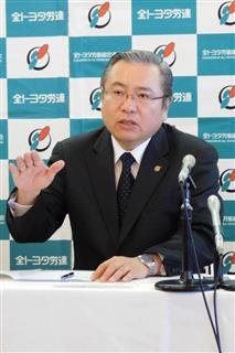 記者会見で今春闘の方針を説明する全トヨタ労連の鶴岡光行会長＝１２日、兵庫県尼崎市