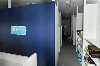 東京都八王子市の「はれのひ」の店舗。人けがなく照明も消えていた＝８日午後