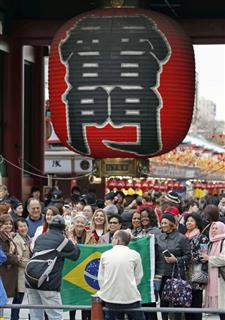 外国人旅行者でにぎわう東京・浅草寺の雷門