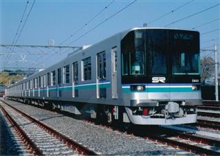 埼玉高速鉄道の鉄道車両。ブレーキをかけたときに発生する回生電力をエネルギー源とする電気バスの運行事業に取り組む