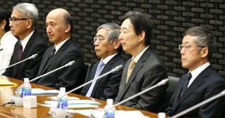 日銀の支店長会議に臨む黒田総裁（中央）ら＝１５日午前、日銀本店